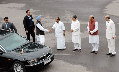 prime minister of india, prime minister car india, president of india car number plate, narendra modi car, prime minister modi car, range rover, bmw 7 series, Hindustan motors, ambassador, indira gandhi car, manmohan singh car, narendra modi car, narendra modi bmw car, प्रधानमंत्री गाडी, नरेंद्र मोदींची गाडी, इंदिरा गांधींची गाडी, बीएमडब्ल्यू, रेंज रोव्हर     